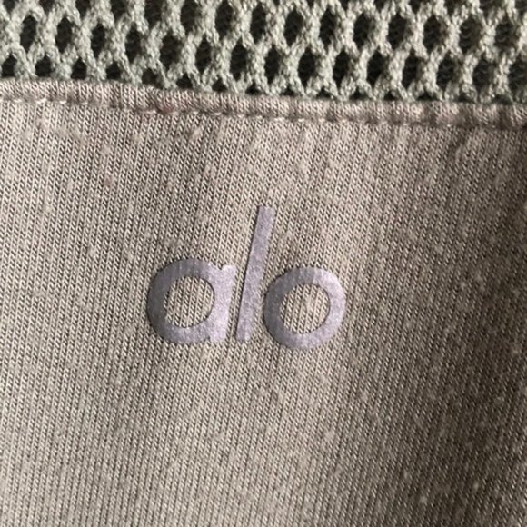 Alo Yoga Plank Long Sleeve Tee Medium Green Net Blocked - Picture 8 of 8